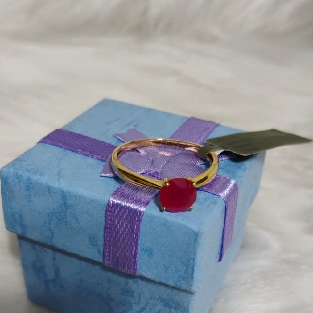 SALE! Elegant 10kt Solid Gold & Genuine 1.06 CTS Ruby Solitaire Ring - Picture 6 of 15